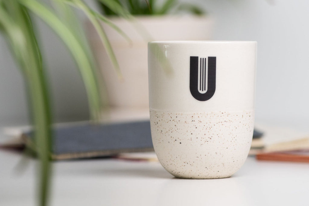 Objets corporatifs en céramique faits à la main. Tasses et bols personnalisés avec logo