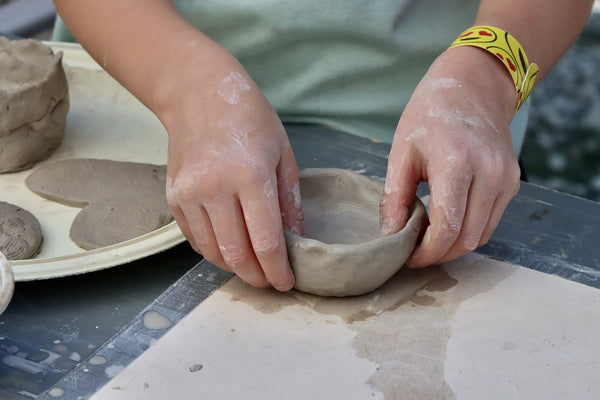 Atelier de poterie pour enfants en milieu scolaire. Montreal.
