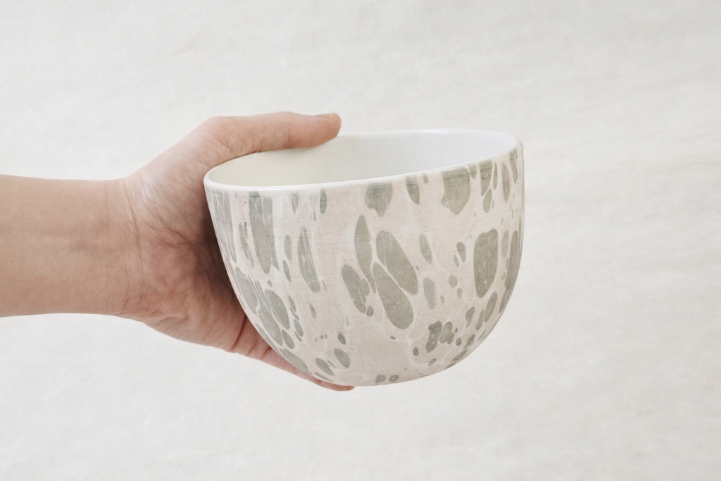 Bol en céramique marbrée. Motifs roses et gris, intérieur blanc avec glaçure.