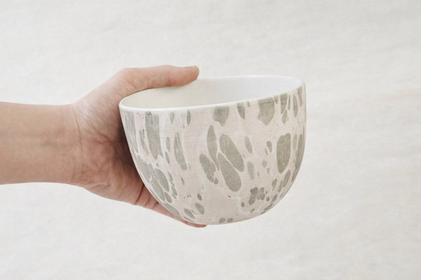 Bol en céramique marbrée. Motifs roses et gris, intérieur blanc avec glaçure.