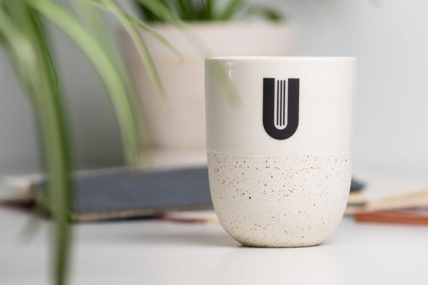 Grand mug a café avec logo d'entreprise. Fabriqué au Québec, Canada.