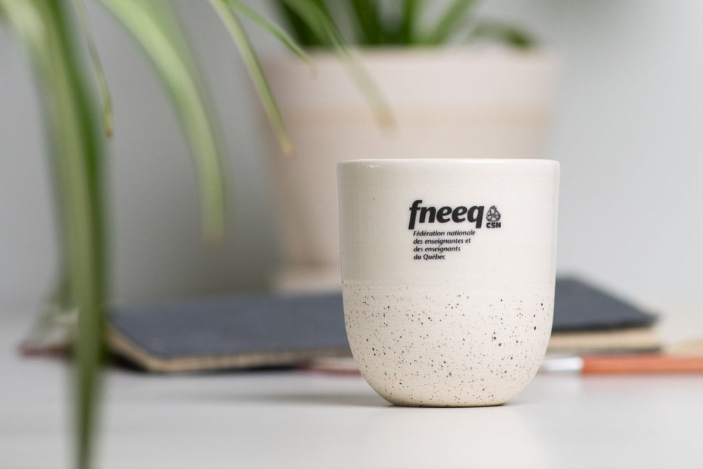 Tasses personnalisées en céramique, blanc avec logo couleur. Fabriquées à la main à Montréal, Québec.